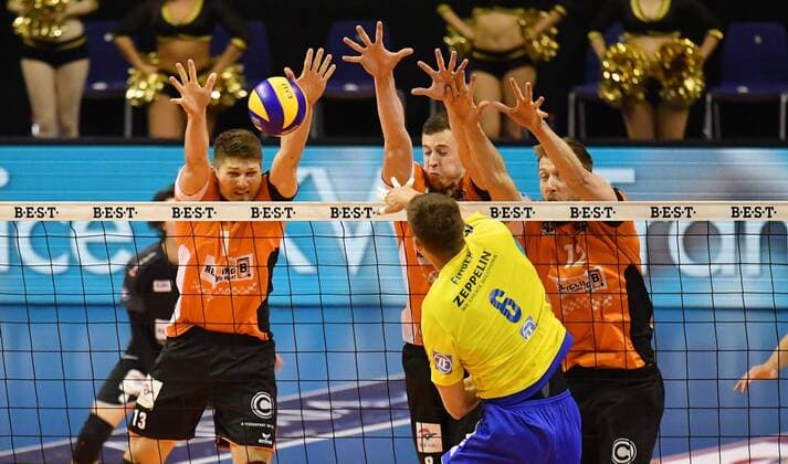 Michal Finger (Friedrichshafen), beim Schmetterball, hinten Ruben Schott (BR Volleys), Graham Vigrass (BR Volleys), Paul Carroll (BR Volleys), BR Volleys Berlin - VfB Friedrichshafen Deutsche Volleyball Liga, Saison 2016 2017, Herren, Männer, Männer, men, playoff, play-off, Finale, Spiel 2, Volleyball, Deutschland, Germany, Max-Schmeling-Halle Berlin, 3.5.2017