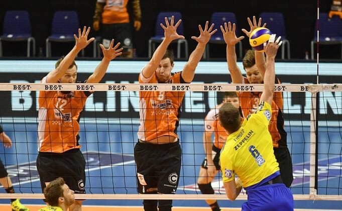 Michal Finger (Friedrichshafen), beim Schmetterball, hinten Paul Carroll (BR Volleys), Graham Vigrass (BR Volleys), Robert Kromm (BR Volleys), BR Volleys Berlin - VfB Friedrichshafen Deutsche Volleyball Liga, Saison 2016 2017, Herren, Männer, Männer, men, playoff, play-off, Finale, Spiel 2, Volleyball, Deutschland, Germany, Max-Schmeling-Halle Berlin, 3.5.2017