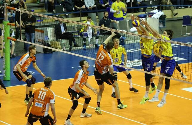 GER, 1.VBL, BR VOLLEYS VS. FRIEDRICHSHAFEN 03.05.2017, Max Schmeling Halle, Berlin, GER, 1.VBL, BR VOLLEYS VS. FRIEDRICHSHAFEN, im Bild Paul Carroll (BR Volleys 12), Graham Vigrass (BR Volleys 8), Andreas Takvam (Friedrichshafen 4), Tomas Rousseaux (Friedrichshafen 14) nordphotox xEngler