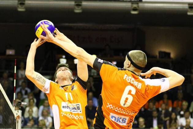 Volleyball, Herren, Saison 2016 17, 1. Bundesliga, Playoff, Finale, 2. Spiel, BR Volleys - VfB Friedrichshafen, Tsimafei Zhukouski (Nr. 11, Berlin Recycling Volleys), Felix Fischer (Nr. 6, Berlin Recycling Volleys), 03.05.17, Copyright: xMichaelxHundtx xMatthiasxKochx