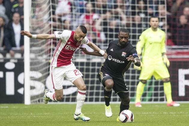 03.05.2017, Amsterdam Arena, Amsterdam, NED, UEFA EL, Ajax Amsterdam vs Olympique Lyon, Halbfinale, Hinspiel, im Bild Nicolas Nkoulou of Olypmpique Lyonnais (M), Hakim Ziyech of Ajax Amsterdam (L) Nicolas Nkoulou of Olypmpique Lyonnais (M), Hakim Ziyech of Ajax Amsterdam (L) during the UEFA Europa League semi final, 1st leg match between Ajax Amsterdam and Olympique Lyon at the Amsterdam Arena in Amsterdam, Netherlands on 2017 05 03. Amsterdam EP_fil