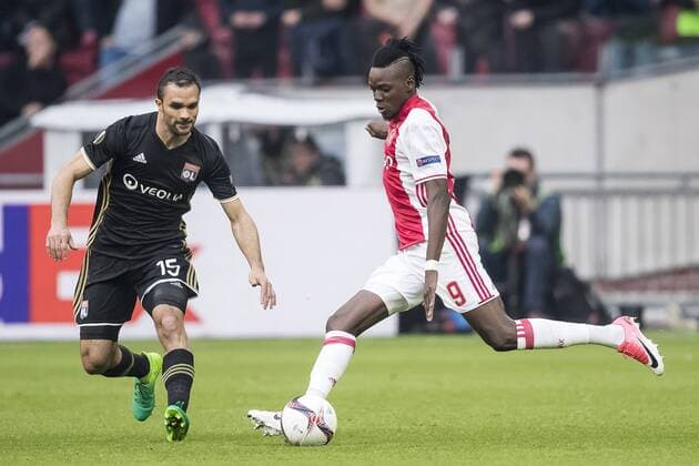 03.05.2017, Amsterdam Arena, Amsterdam, NED, UEFA EL, Ajax Amsterdam vs Olympique Lyon, Halbfinale, Hinspiel, im Bild Bertrand Traore of Ajax Amsterdam (R), Jeremy Mortel of Olympique Lyonnais (L) Bertrand Traore of Ajax Amsterdam (R), Jeremy Mortel of Olympique Lyonnais (L) during the UEFA Europa League semi final, 1st leg match between Ajax Amsterdam and Olympique Lyon at the Amsterdam Arena in Amsterdam, Netherlands on 2017 05 03. Amsterdam EP_fil