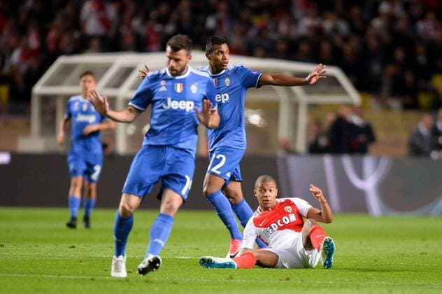 29 KYLIAN MBAPPE (mon) - 12 Alex Sandro (juv) FOOTBALL : Monaco vs Juventus - Ligue des Champions - 1 2 Finale - 03 05 2017 AnthonyBIBARD FEP Panoramic 