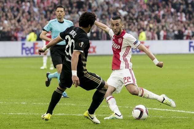 03.05.2017, Amsterdam Arena, Amsterdam, NED, UEFA EL, Ajax Amsterdam vs Olympique Lyon, Halbfinale, Hinspiel, im Bild Hakim Ziyech of Ajax Amsterdam (R), Rafael of Olympique Lyonnais (M) Hakim Ziyech of Ajax Amsterdam (R), Rafael of Olympique Lyonnais (M) during the UEFA Europa League semi final, 1st leg match between Ajax Amsterdam and Olympique Lyon at the Amsterdam Arena in Amsterdam, Netherlands on 2017 05 03. Amsterdam EP_fil