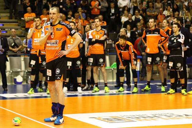 Volleyball, Herren, Saison 2016 17, 1. Bundesliga, Playoff, Finale, 2. Spiel, BR Volleys - VfB Friedrichshafen, Felix Fischer (Nr. 6, Berlin Recycling Volleys) varabschiedet sich von den Fans in der Max-Schemling-Halle, 03.05.17, Copyright: xMichaelxHundtx xMatthiasxKochx