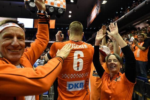 Felix Fischer (BR Volleys), macht nach seinem letzten Spiel in Berlin die Abklatschrunde bei seinen Fans BR Volleys Berlin - VfB Friedrichshafen Deutsche Volleyball Liga, Saison 2016 2017, Herren, Männer, Männer, men, playoff, play-off, Finale, Spiel 2, Volleyball, Deutschland, Germany, Max-Schmeling-Halle Berlin, 3.5.2017