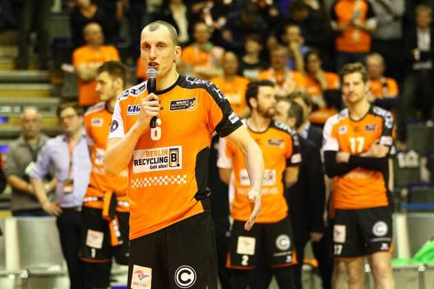 Volleyball, Herren, Saison 2016 17, 1. Bundesliga, Playoff, Finale, 2. Spiel, BR Volleys - VfB Friedrichshafen, Felix Fischer (Nr. 6, Berlin Recycling Volleys) varabschiedet sich von den Fans in der Max-Schemling-Halle, 03.05.17, Copyright: xMichaelxHundtx xMatthiasxKochx