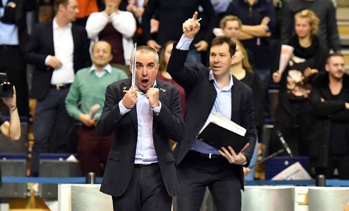 Roberto Serniotti (Trainer BR Volleys), am Spielfeldrand BR Volleys Berlin - VfB Friedrichshafen Deutsche Volleyball Liga, Saison 2016 2017, Herren, Männer, Männer, men, playoff, play-off, Finale, Spiel 2, Volleyball, Deutschland, Germany, Max-Schmeling-Halle Berlin, 3.5.2017