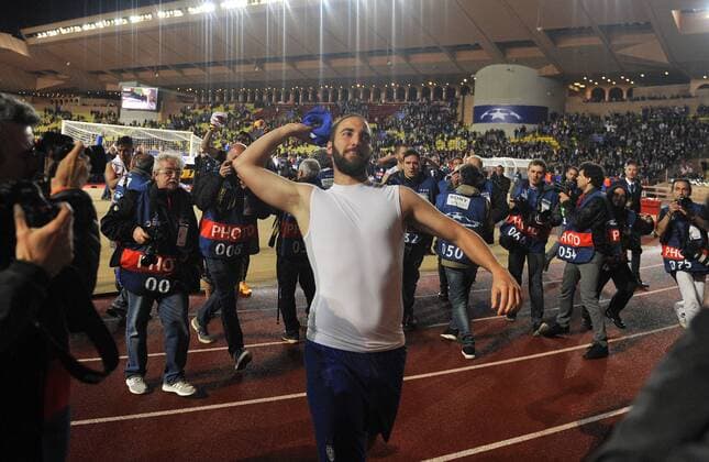 03.05.2017, Louis II, Monte Carlo, MCO, UEFA CL, AS Monaco vs Juventus Turin, Halbfinale, Hinspiel, im Bild Gonzalo Higuain of Juventus celebrates with fans at full time Gonzalo Higuain of Juventus celebrates with fans at full time during the UEFA Champions League semi final,1st leg match between AS Monaco and Juventus Turin at the Louis II in Monte Carlo, Monaco on 2017 05 03. Monte Carlo EP_fil