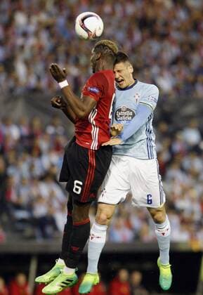 Manchester United ManU s French midfielder Paul Labile Pogba (L) vies for the ball with Celta de Vigo s defender Nemanja Radoja during the Europa League first leg semifinal match between Celta de Vigo and Manchester United at the Balaidos stadium in Vigo, Pontevedra, Spain, 04 May 2017. CELTA VS. MANCHESTER UNITED !ACHTUNG: NUR REDAKTIONELLE NUTZUNG!  Copyright: xSalvadorxSasx VIG001 20170504-636295318768937405