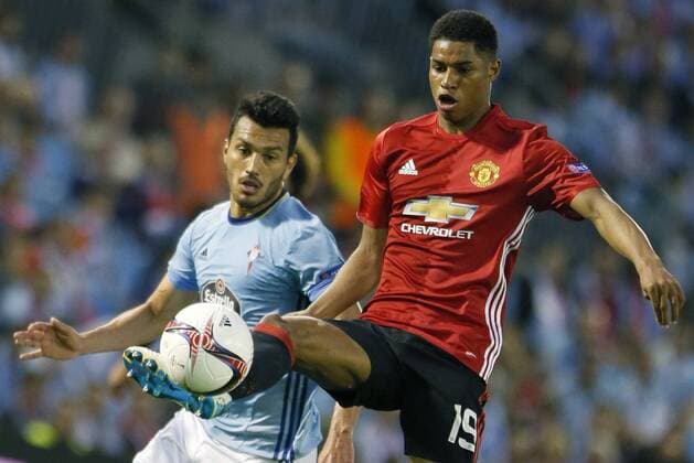 Manchester United ManU s striker Marcus Rashford (R) vies for the ball with Celta de Vigo s Argentinian defender Daniel Cabral during the Europa League first leg semifinal match between Celta de Vigo and Manchester United at the Balaidos stadium in Vigo, Pontevedra, Spain, 04 May 2017. CELTA VS. MANCHESTER UNITED !ACHTUNG: NUR REDAKTIONELLE NUTZUNG!  Copyright: xLavandeiraxjrx VIG001 20170504-636295322786784429