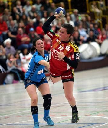 2. Handball-Bundesliga Damen - Saison 2016-2017 - HSG Bensheim vs HSG Kleenheim - Bensheim- 06.05.2017 v. l. Sina Rühl Kleenheim, Lisa Friedberger Bensheim Aktion, Zweikampf -