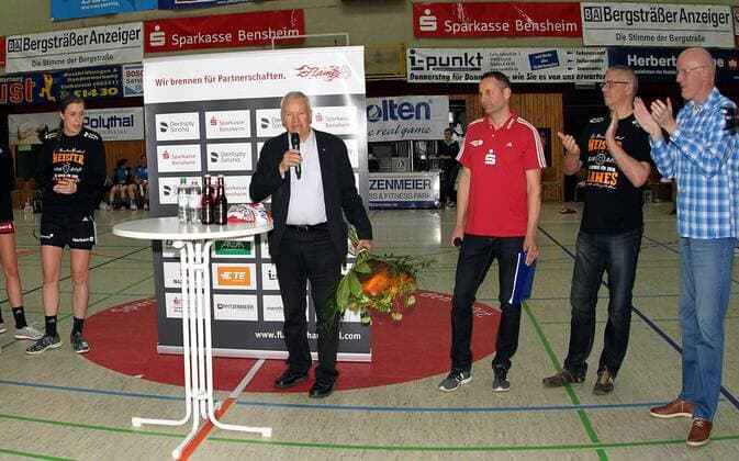 2. Handball-Bundesliga Damen - Saison 2016-2017 - HSG Bensheim vs HSG Kleenheim - Bensheim- 06.05.2017 v. l. Dr. Bernd Dugall bei seiner Ansprache in Bensheim Aktion, Einzelbild -