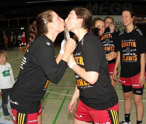 Bilder des Tages - SPORT 2. Handball-Bundesliga Damen - Saison 2016-2017 - HSG Bensheim vs HSG Kleenheim - Bensheim- 06.05.2017 v. l. Anja Ernsberger und Martha Logdanidou küssen die Meisterschale Aktion, Einzelbild -