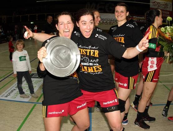 2. Handball-Bundesliga Damen - Saison 2016-2017 - HSG Bensheim vs HSG Kleenheim - Bensheim- 06.05.2017 v. l. Anja Ernsberger und Martha Logdanidou präsentieren die Meisterschale Aktion, Einzelbild -