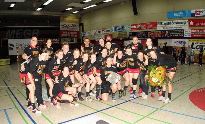2. Handball-Bundesliga Damen - Saison 2016-2017 - HSG Bensheim vs HSG Kleenheim - Bensheim- 06.05.2017 v. l. Die Damen der HSG Bensheim mit der Meisterschale Aktion, Einzelbild -