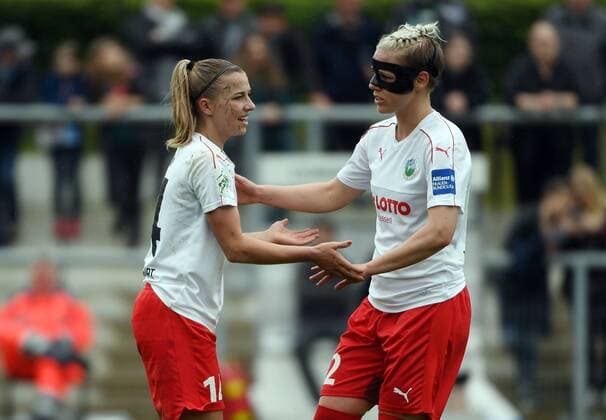 07.05.2017, xjhx, Fussball 1.Bundesliga Frauen, 1.FFC Frankfurt - FC Bayern Muenchen, emspor v.l. Jackie Groenen (1.FFC Frankfurt), Sophie Schmidt (1.FFC Frankfurt) celebrate the goal, Torjubel zum 1:0 Frankfurt am Main