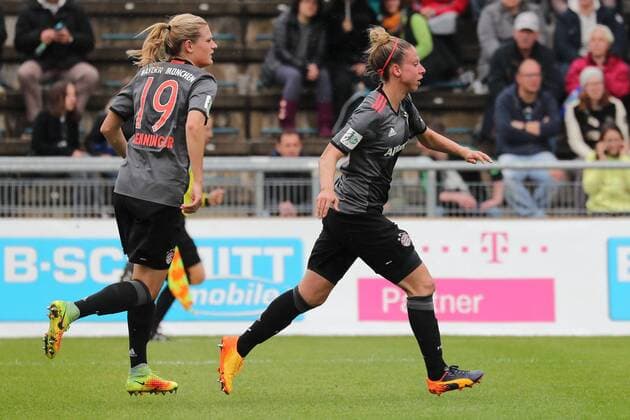 v.li.: Carina Wenninger (FCB, 19) und Torschützin Caroline Abbe (FCB, 5) jubeln über das Tor zum 2:1, Jubel, Torjubel, Torerfolg, celebrate the goal, goal, celebration, Jubel ueber das Tor, optimistisch, Action, Aktion, Fussball, Allianz Frauen-Bundesliga, 1. FFC Frankfurt - FC Bayern München, xozx
