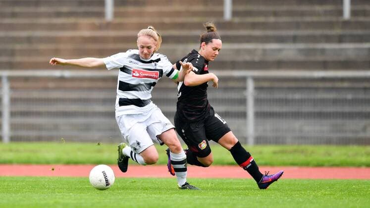 Zweikampf Julia Koj (Borussia Mönchengladbach) (2) mit Lisa Schwab (Bayer 04 Leverkusen) (19), Fussball, Allianz Frauen-Bundesliga, Borussia Mönchengladbach - Bayer Leverkusen, xmkx
