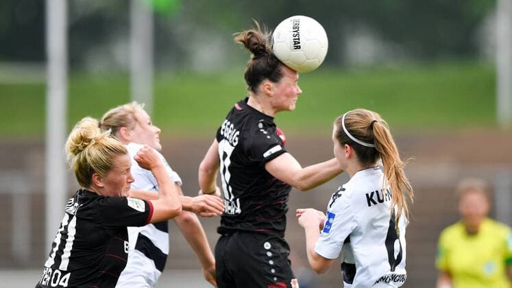 Rachel Rinast (Bayer 04 Leverkusen) (31) im ZWeikampf mit Kerstin undschütz (Borussia Mönchengladbach) (15) Marina Hegering (Bayer 04 Leverkusen) (17) beim Kopfball, Fussball, Allianz Frauen-Bundesliga, Borussia Mönchengladbach - Bayer Leverkusen, xmkx