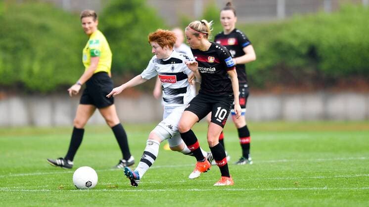 Zweikampf Anne Birbaum (Borussia Mönchengladbach) (16) mit Turid Knaak (Bayer 04 Leverkusen) (10), Fussball, Allianz Frauen-Bundesliga, Borussia Mönchengladbach - Bayer Leverkusen, xmkx