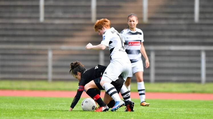 verbissener Zweikampf Jessica Wich (Bayer 04 Leverkusen) (7) Anne Birbaum (Borussia Mönchengladbach) (16), Fussball, Allianz Frauen-Bundesliga, Borussia Mönchengladbach - Bayer Leverkusen, xmkx