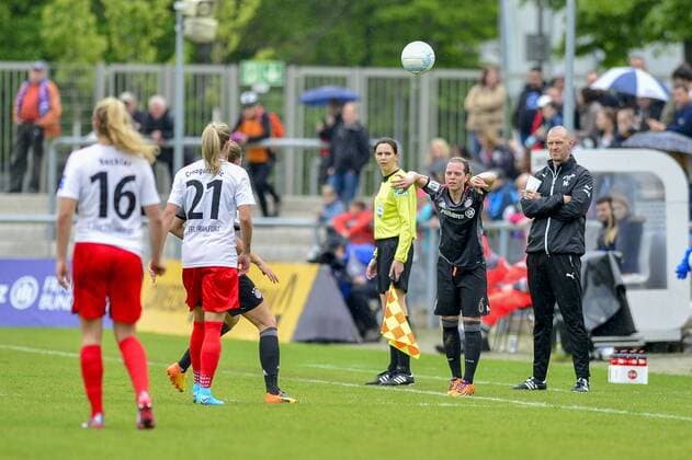 1. Frauen-Fußballbundesliga: 1. FFC Frankfurt - FC Bayern Muenchen; 07.05.2017 Einwurf von Katharina Baunach (FC Bayern Muenchen); 1. FFC Frankfurt - FC Bayern Muenchen am 07.05.2017 im Stadion am Brentanobad, Frankfurt (Hessen) xkpx