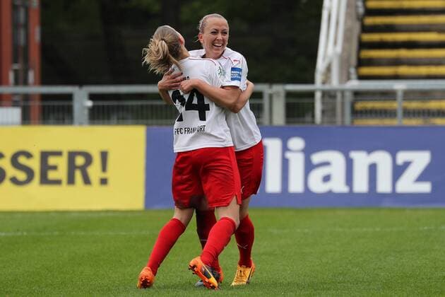 v.li.: Jackie Groenen (Frankfurt, 14) und Torschützin Mandy Islacker (Frankfurt, 11) jubeln über das Tor zum 3:2, Jubel, Torjubel, Torerfolg, celebrate the goal, goal, celebration, Jubel ueber das Tor, optimistisch, Action, Aktion, Fussball, Allianz Frauen-Bundesliga, 1. FFC Frankfurt - FC Bayern München, xozx