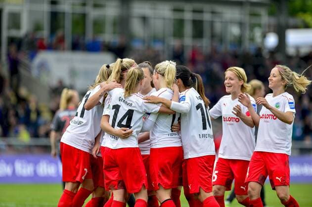 1. Frauen-Fußballbundesliga: 1. FFC Frankfurt - FC Bayern Muenchen; 07.05.2017 Premieren-Treffer für Janina Hechler (1. FFC Frankfurt), feiert mit Ana-Maria Crnogorcevic (1. FFC Frankfurt), Saskia Bartusiak (1. FFC Frankfurt), Jackie Groenen (1. FFC Frankfurt); 1. FFC Frankfurt - FC Bayern Muenchen am 07.05.2017 im Stadion am Brentanobad, Frankfurt (Hessen) xkpx