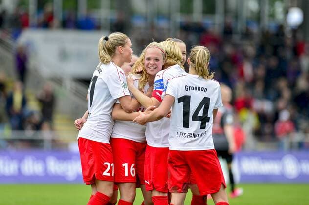 Bilder des Tages - SPORT 1. Frauen-Fußballbundesliga: 1. FFC Frankfurt - FC Bayern Muenchen; 07.05.2017 Premieren-Treffer für Janina Hechler (1. FFC Frankfurt, Mitte), feiert mit Ana-Maria Crnogorcevic (1. FFC Frankfurt), Saskia Bartusiak (1. FFC Frankfurt), Jackie Groenen (1. FFC Frankfurt); 1. FFC Frankfurt - FC Bayern Muenchen am 07.05.2017 im Stadion am Brentanobad, Frankfurt (Hessen) xkpx