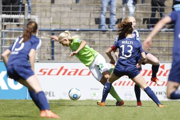 Lia Wälti (Potsdam, Waelti, 13) und Caroline Siems foulen Pernille Harder (Wolfsburg, 22), Elfmeter, Strafstoß, penalty kick, Action, Aktion, Fussball, Allianz Frauen Bundesliga, 1. FFC Turbine Potsdam - VfL Wolfsburg, xtgx
