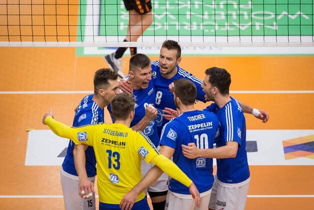 Friedrichshafen, Deutschland, 07.05.2017: Volleyball Bundesliga Saison 2016 2017 Playoff Finale Spiel 3 - VfB Friedrichshafen - Berlin Recycling Volleys. Jubel Michal Finger (Friedrichshafen 6) und Georg Klein (Friedrichshafen 8)