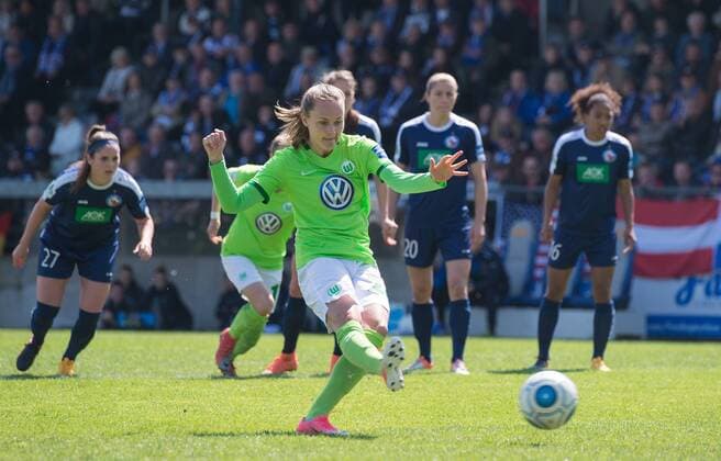 KORREKTUR: Elfmeter - Caroline Graham Hansen (VfL) erzielt das Tor zum 0-1. Fussball Frauen 1.Bundesliga Saison 2016 2017, 19.Spieltag: 1.FFC Turbine Potsdam - VfL Wolfsburg in Potsdam, Deutschland am 07.05.2017,