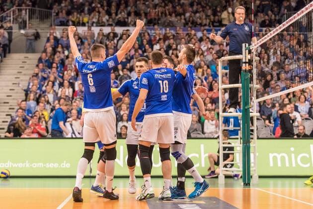 Volleyball Bundesliga: VfB Friedrichshafen - Berlin Recycling Volleys - Spiel 3, 07.05.2017 Punktgewinn VfB Friedrichshafen; Michal FINGER (VfB Friedrichshafen, 6) Simon TISCHER (VfB Friedrichshafen, 10) Volleyball Bundesliga: VfB Friedrichshafen - Berlin Recycling Volleys - Spiel 3 am 07.05.2017 in Friedrichshafen, ZF Arena, Deutschland xUSx