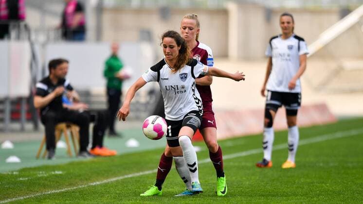 Zweikampf Julia Arnold (FF USV Jena) (31) Lea Schüller (SGS Essen) (24), Fussball, Allianz Frauen-Bundesliga, SGS Essen - USV Jena, xmkx