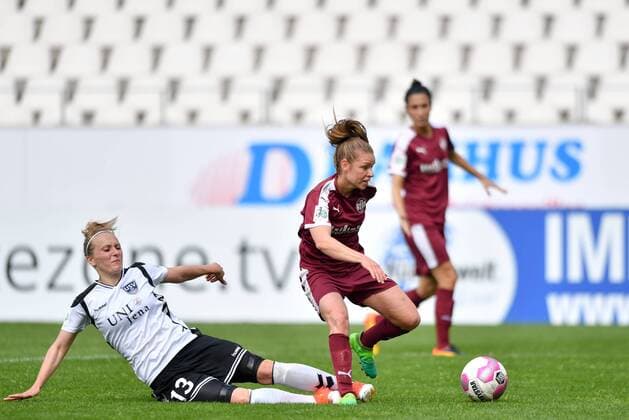 Karoline Heinze (FF USV Jena) (13) grätscht gegen Linda Dallmann (SGS Essen) (10) zum Elfmeter, Fussball, Allianz Frauen-Bundesliga, SGS Essen - USV Jena, xmkx
