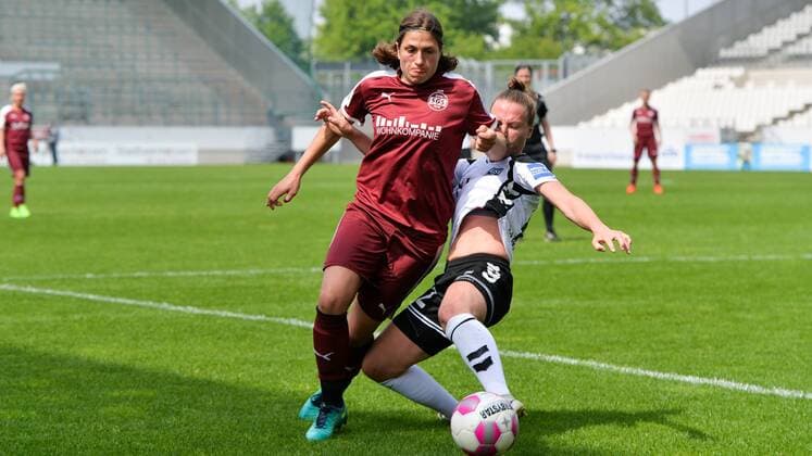 Zweikampf Charline Hartmann (SGS Essen) (13) Jana Sedlakova (FF USV Jena) (12) ,, Fussball, Allianz Frauen-Bundesliga, SGS Essen - USV Jena, xmkx