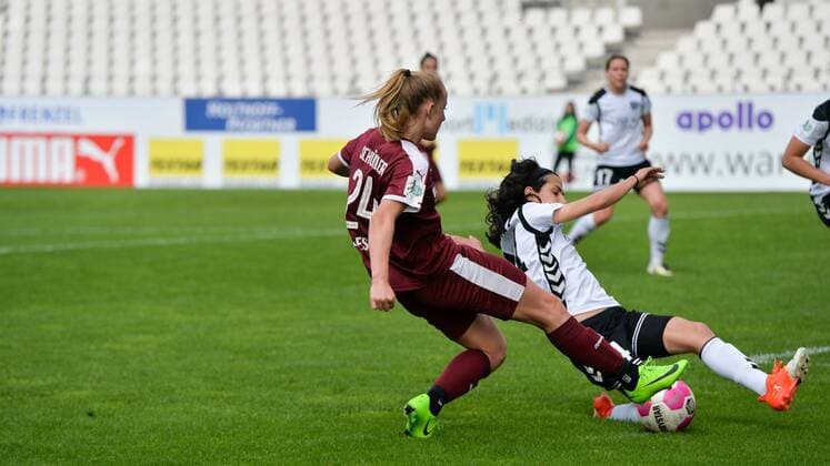 Lea Schüller (SGS Essen) (24) wird von Dolores Jacome Silva (FF USV Jena) (14) geblockt, Fussball, Allianz Frauen-Bundesliga, SGS Essen - USV Jena, xmkx