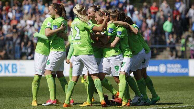Bilder des Tages - SPORT Jubel, Torjubel, Torerfolg, celebrate the goal, goal, celebration, Jubel ueber das Tor, optimistisch, Action, Aktion nach Tor zum 1:2 durch Anna Blässe (Wolfsburg, 9) (m.), Fussball, Allianz Frauen Bundesliga, 1. FFC Turbine Potsdam - VfL Wolfsburg, xtgx