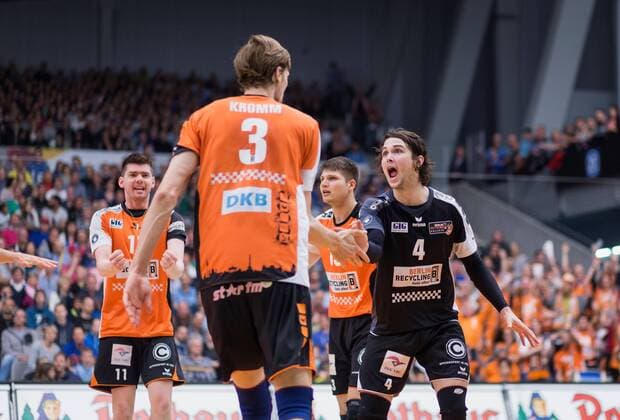 Friedrichshafen, Deutschland, 07.05.2017: Volleyball Bundesliga Saison 2016 2017 Playoff Finale Spiel 3 - VfB Friedrichshafen - Berlin Recycling Volleys. Jubel Robert Kromm (BR Volleys 3) und Luke Perry (BR Volleys 4)