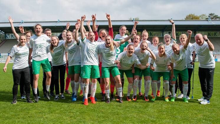 Bilder des Tages - SPORT Die Spielerinnen des SV Werder Bremen jubeln über den Aufstieg in die Allianz Frauen-Bundesliga, Fussball, 2. Frauen-Bundesliga Nord, SV Meppen - SV Werder Bremen, xobx