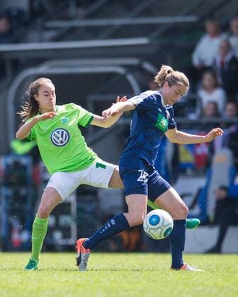 vl: Tessa Wullaert (VfL), Bianca Schmidt (POT) Fussball Frauen 1.Bundesliga Saison 2016 2017, 19.Spieltag: 1.FFC Turbine Potsdam - VfL Wolfsburg in Potsdam, Deutschland am 07.05.2017,