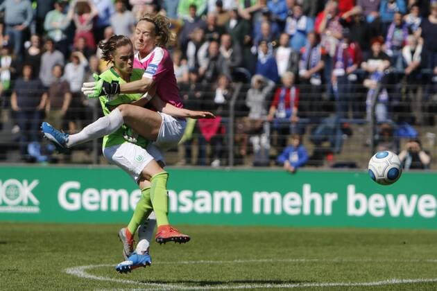 Themen der Woche - Sport Bilder des Tages - SPORT vl Ewa Pajor (Wolfsburg, 17) wird von Lisa Schmitz (Potsdam, 1) umgerammt, Zweikampf, Duell, duel, tackle, Dynamik, Action, Aktion, Fussball, Allianz Frauen Bundesliga, 1. FFC Turbine Potsdam - VfL Wolfsburg, xtgx