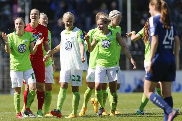 vl wEwa Pajor (Wolfsburg, 17), Almuth Schult (Wolfsburg, 1), Alexandra Popp (Alex Popp, Wolfsburg, 11), Pernille Harder (Wolfsburg, 22), Anna Blässe (Wolfsburg, 9), Babett Peter (Wolfsburg, 8) (verdeckt) und Nilla Fischer (Wolfsburg, 4) Jubel nach Spielende, Freude über den Sieg, Erfolg, success. Lara Prasnikar (Potsdam, 24) enttäuscht schauend, Enttäuschung, Frustration, disappointed, pessimistisch, Fussball, Allianz Frauen Bundesliga, 1. FFC Turbine Potsdam - VfL Wolfsburg, xtgx
