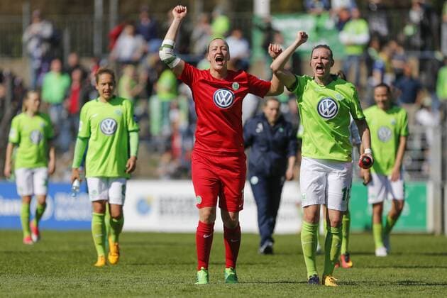 Bilder des Tages - SPORT VfL Wolfsburg um (v.l.) Almuth Schult (Wolfsburg, 1) und Alexandra Popp (Alex Popp, Wolfsburg, 11) feiert den Sieg ausgelassen, Jubel nach Spielende, Freude über den Sieg, Erfolg, success, bedankt sich bei den Fans, bedanken, Dank, Feiern, optimistisch, Fussball, Allianz Frauen Bundesliga, 1. FFC Turbine Potsdam - VfL Wolfsburg, xtgx