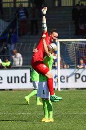 Fussball, Frauen, 1. Bundesliga, Saison 2016 17, 19. Spieltag, 1. FFC Turbine Potsdam - VfL Wolfsburg, Jubel nach dem Abpfiff, TW Almuth Schult (Nr. 1, VfL Wolfsburg), Nilla Fischer (Nr. 4, VfL Wolfsburg), 07.05.17, Copyright: xMichaelxHundtx xMatthiasxKochx