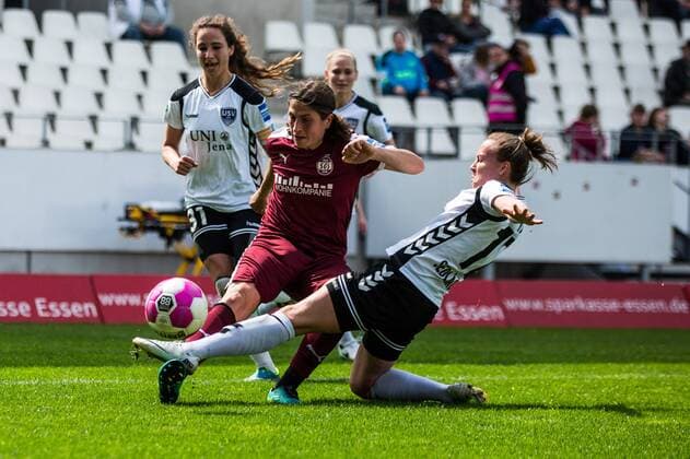 GER, 1.AFBL, SGS Essen vs FF USV Jena 07.05.2017, Stadion Essen, Essen, GER, 1.AFBL, SGS Essen vs FF USV Jena, im Bild picture shows Charline Hartmann (SGS Essen 13) gegen Jana Sedlackova(FF USV Jena 12) Foto © nordphoto Rauch nordphotox xRauch