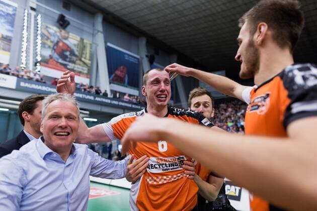 Friedrichshafen, Deutschland, 07.05.2017: Volleyball Bundesliga Saison 2016 2017 Playoff Finale Spiel 3 - VfB Friedrichshafen - Berlin Recycling Volleys. Die BR Volleys sind Deutscher Meister 2017. Felix Fischer (BR Volleys 6) ist gerührt.