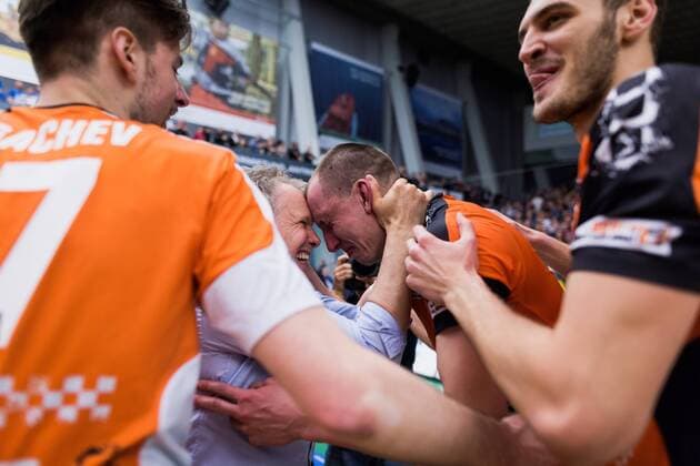 Friedrichshafen, Deutschland, 07.05.2017: Volleyball Bundesliga Saison 2016 2017 Playoff Finale Spiel 3 - VfB Friedrichshafen - Berlin Recycling Volleys. Die BR Volleys sind Deutscher Meister 2017. Felix Fischer (BR Volleys 6) heult in den Armen von Teamarzt Oliver Miltner.