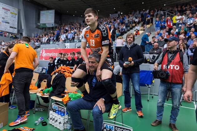 Friedrichshafen, Deutschland, 07.05.2017: Volleyball Bundesliga Saison 2016 2017 Playoff Finale Spiel 3 - VfB Friedrichshafen - Berlin Recycling Volleys. Die BR Volleys sind Deutscher Meister 2017. Ruben Schott (BR Volleys 13) reitet auf den Schultern von Manager Kaweh Niroomand.